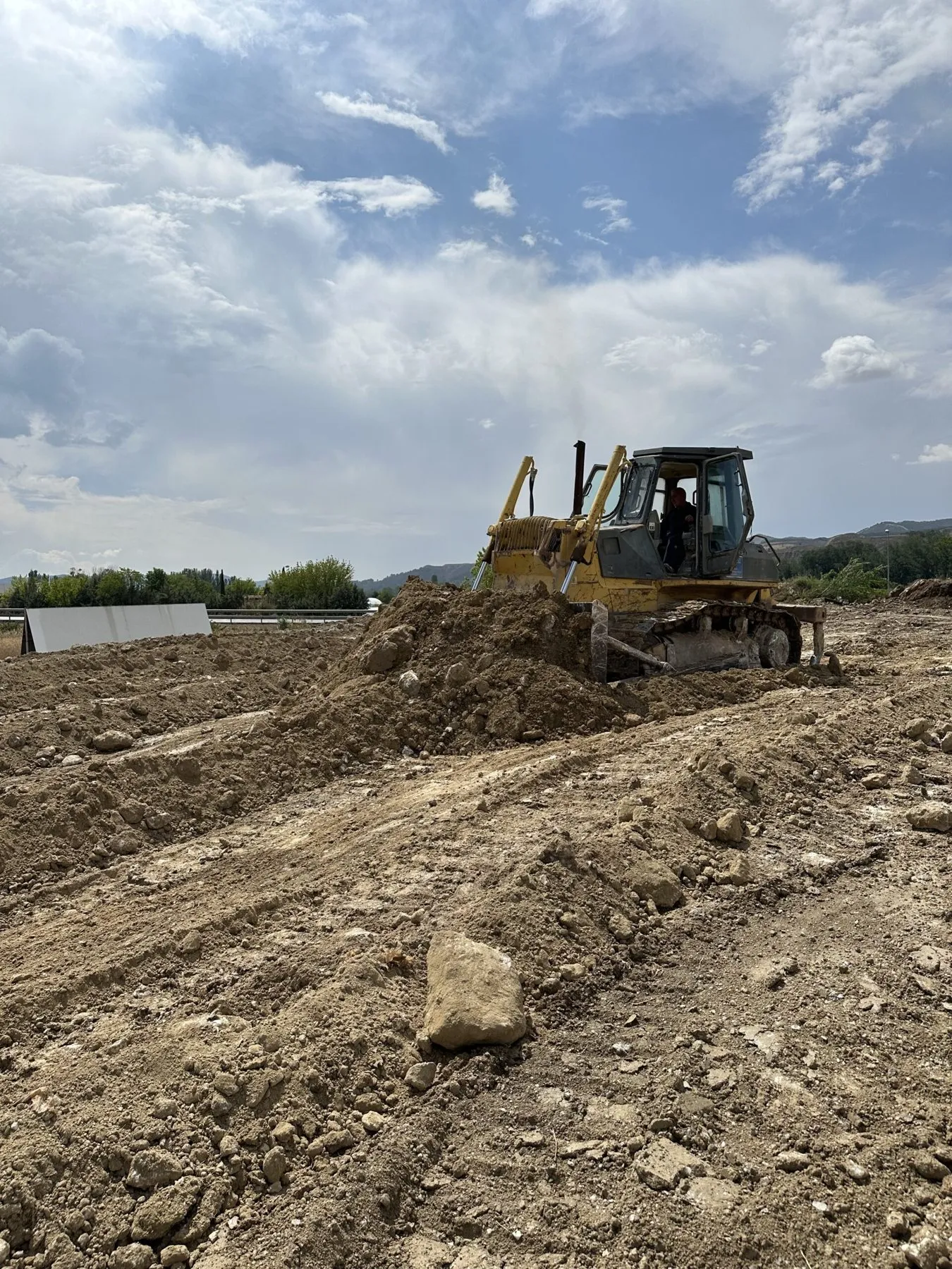 Bulldozer moviendo tierra en un desmonte