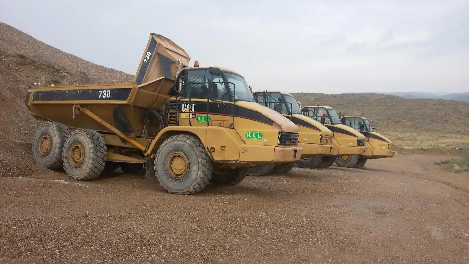 Dumpers articulados de HEL en una obra