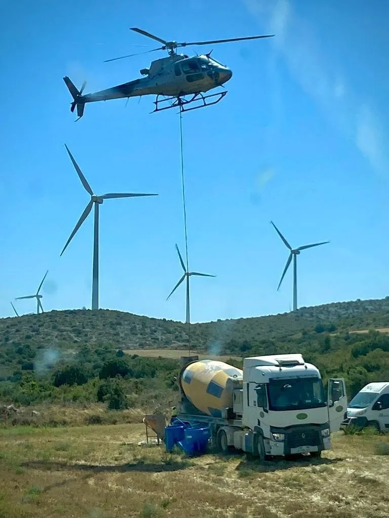 Hormigonera de HEL descargando en una obra de un parque eólico